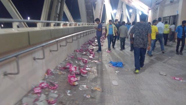 The few dustbins which were placed near the entrances at the Jawaharlal Nehru Stadium in New Delhi were completely stuffed and the kids disposed their food packets in the premises during the FIFA U-17 World Cup match between India and USA. (HT Photo) The few dustbins which were placed near the entrances at the Jawaharlal Nehru Stadium in New Delhi were completely stuffed and the kids disposed their food packets in the premises during the FIFA U-17 World Cup match between India and USA. (HT Photo)