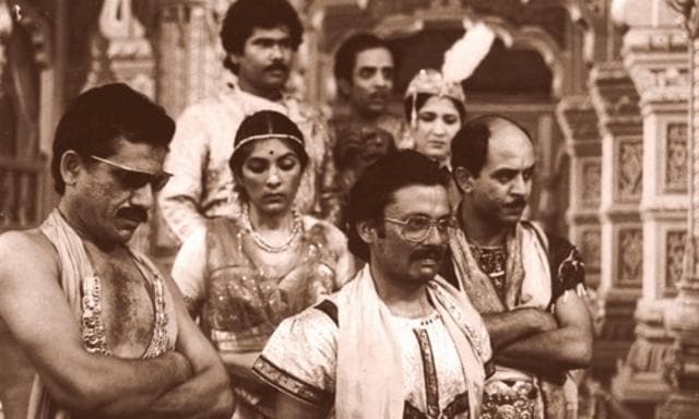 The cast of Jaane Bhi Do Yaaron in a still.