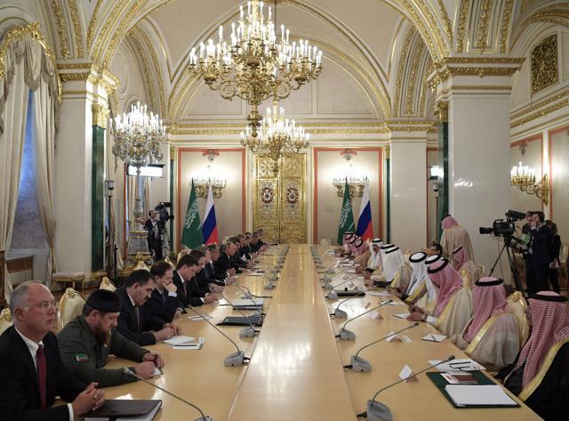 Members of the Russian delegation, led by President Putin, meet with members of the Saudi delegation, led by King Salman bin Abdulaziz Al Saud, at the Kremlin. (AFP)