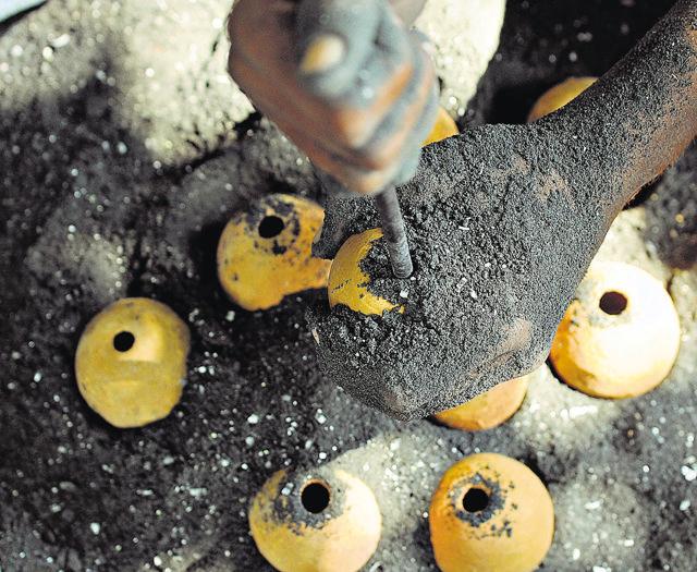 An ‘anaar’ being filled with chemical and powdered charcoal (HT Photo) An ‘anaar’ being filled with chemical and powdered charcoal (HT Photo)
