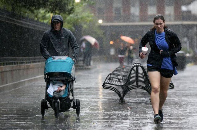 Tourists run to avoid the rain as strong winds and heavy rain from Hurricane Nate begin to come ashore on October 7, 2017 in New Orleans, Louisiana. (AFP Photo) Tourists run to avoid the rain as strong winds and heavy rain from Hurricane Nate begin to come ashore on October 7, 2017 in New Orleans, Louisiana. (AFP Photo)
