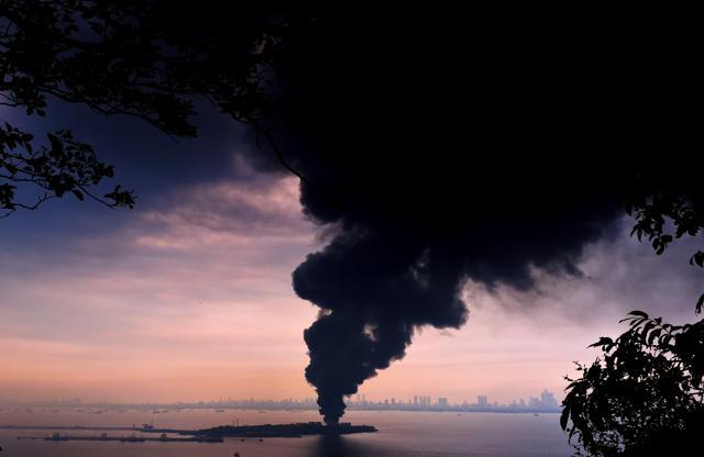 The smoke from the Butcher Island near Elephanta Caves on Sunday. (Anshuman Poyrekar/HT Photo)