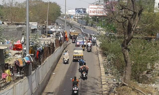With only one underpass functional, motorists have been forced to use just one lane to cut across Ahmednagar road and risk accidents. (HT PHOTO) With only one underpass functional, motorists have been forced to use just one lane to cut across Ahmednagar road and risk accidents. (HT PHOTO)