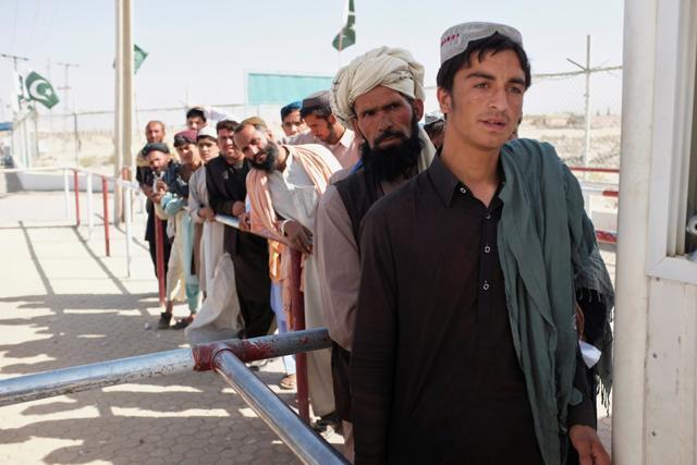 Citizens wait their turn to enter from Afghanistan at the border-crossing town of Chaman, Pakistan. (REUTERS) Citizens wait their turn to enter from Afghanistan at the border-crossing town of Chaman, Pakistan. (REUTERS)