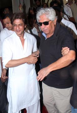 Shah Rukh Khan and Aziz Mirza during condolence meet of Kundan Shah at Santacruz in Mumbai on Tuesday. (Pramod Thakur/HT Photo) Shah Rukh Khan and Aziz Mirza during condolence meet of Kundan Shah at Santacruz in Mumbai on Tuesday. (Pramod Thakur/HT Photo)