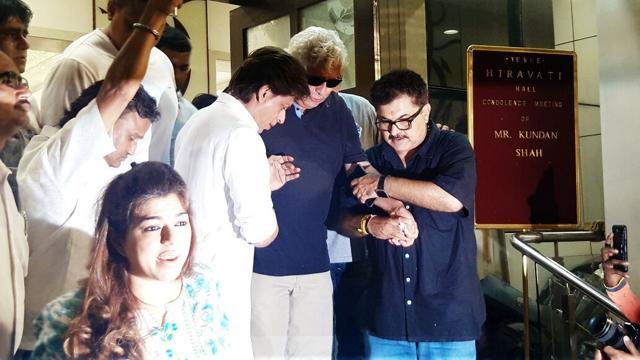 Shah Rukh Khan at the prayer meet of director Kundan Shah who died on October 7 at the age of 69. (IANS) Shah Rukh Khan at the prayer meet of director Kundan Shah who died on October 7 at the age of 69. (IANS)