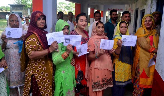 Voters in a queue to cast votes for the Gurdaspur Lok Sabha bypoll at Pangoli village in Pathankot. (Sameer Sehgal/HT) Voters in a queue to cast votes for the Gurdaspur Lok Sabha bypoll at Pangoli village in Pathankot. (Sameer Sehgal/HT)