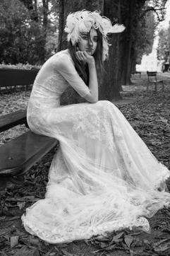 The traditional bridal veil has been replaced by free-spirited feather hair accessories. (Courtesy Vera Wang)