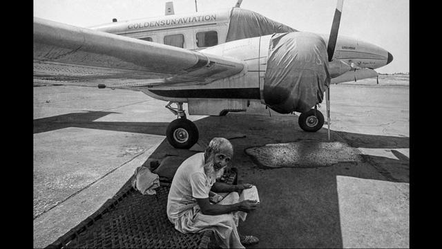 Security Guard, Juhu Airport, Bombay 1982 (© Sooni Taraporevala / Courtesy Sunaparanta) Security Guard, Juhu Airport, Bombay 1982 (© Sooni Taraporevala / Courtesy Sunaparanta)