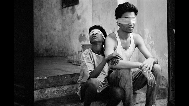 Sarfu and Irrfan Khan, ‘Salaam Bombay!’ workshop, Bombay 1987 (© Sooni Taraporevala / Courtesy Sunaparanta) Sarfu and Irrfan Khan, ‘Salaam Bombay!’ workshop, Bombay 1987 (© Sooni Taraporevala / Courtesy Sunaparanta)