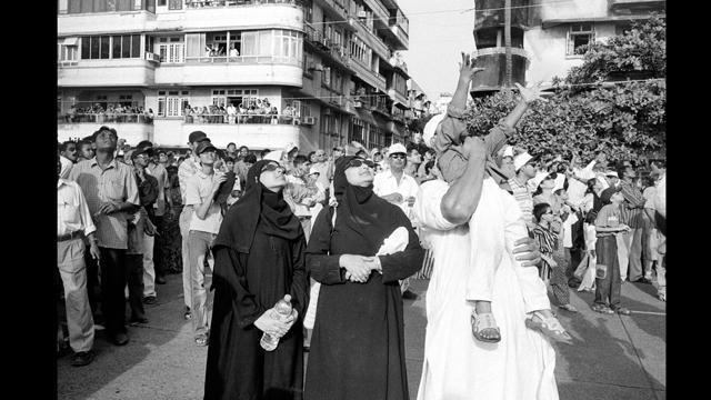 Spectator at an airshow, Marine Drive, Mumbai 2005 (© Sooni Taraporevala / Courtesy Sunaparanta) Spectator at an airshow, Marine Drive, Mumbai 2005 (© Sooni Taraporevala / Courtesy Sunaparanta)