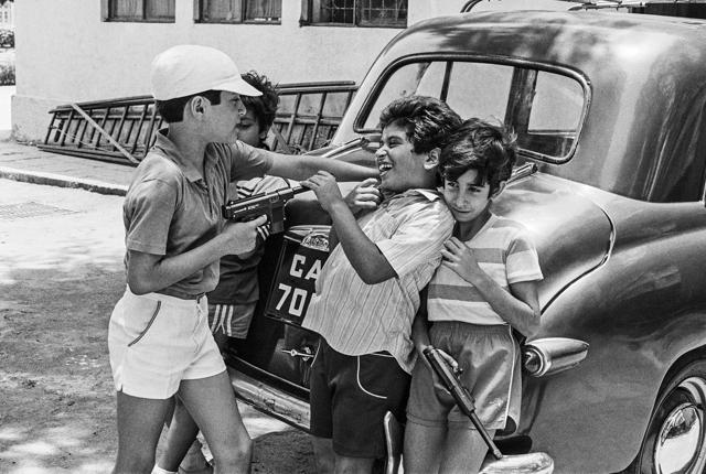 Gun battle at Cusrow Baug, Bombay 1985 (Sooni Taraporevala; Courtesy: Sunaparanta) Gun battle at Cusrow Baug, Bombay 1985 (Sooni Taraporevala; Courtesy: Sunaparanta)