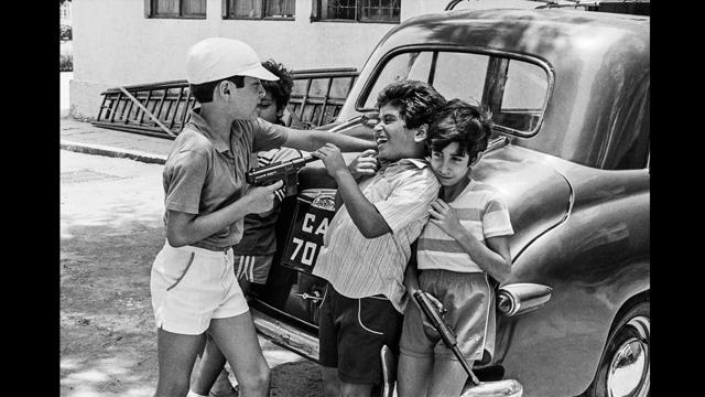 Gun battle at Cusrow Baug, Bombay 1985 (© Sooni Taraporevala / Courtesy Sunaparanta) Gun battle at Cusrow Baug, Bombay 1985 (© Sooni Taraporevala / Courtesy Sunaparanta)