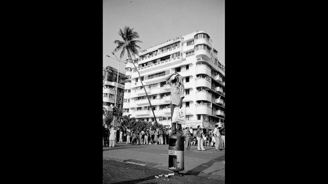 Spectator at an airshow, Marine Drive, Mumbai 2005 (© Sooni Taraporevala / Courtesy Sunaparanta) Spectator at an airshow, Marine Drive, Mumbai 2005 (© Sooni Taraporevala / Courtesy Sunaparanta)