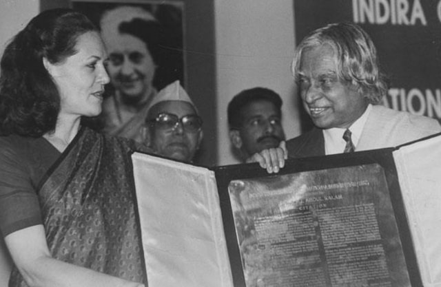 APJ Abdul Kalam is being conferred the 13th Indira Gandhi Award for National Integration by Congress president Sonia Gandhi. (UNI File Photo)