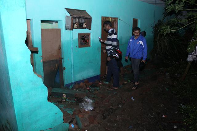 Shankarappa and wife Kamalamma died after the wall of their house fell on them in Kurubarahalli in Bengaluru on Friday. (Kashif Masood/HT) Shankarappa and wife Kamalamma died after the wall of their house fell on them in Kurubarahalli in Bengaluru on Friday. (Kashif Masood/HT)