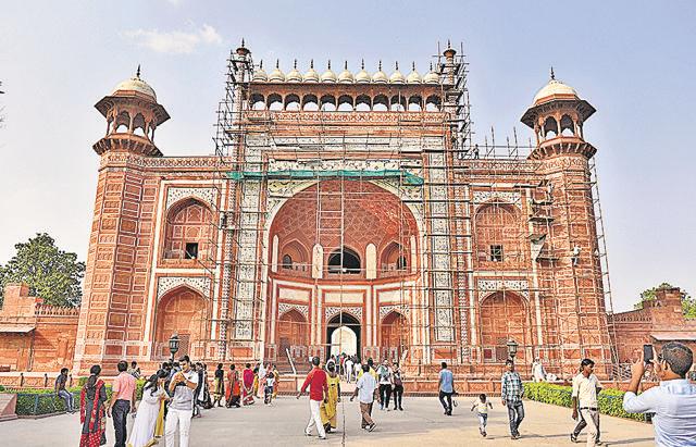 The scaffolding for maintenance work at the entrance to the Taj. Many believe that the scaffolding put up around the monument earlier resulted in the dip in tourists since it obstructed the view of the monument and spoilt photographs. (Burhaan Kinu/HT PHOTO) The scaffolding for maintenance work at the entrance to the Taj. Many believe that the scaffolding put up around the monument earlier resulted in the dip in tourists since it obstructed the view of the monument and spoilt photographs. (Burhaan Kinu/HT PHOTO)