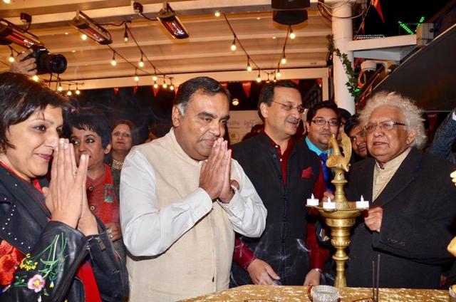Indian high commissioner YK Sinha (centre) at the ceremony in London on Sunday night. Also seen are actress Meera Syal (extreme left) and House of Lords member Meghnad Desai (extreme right). (HT Photo)