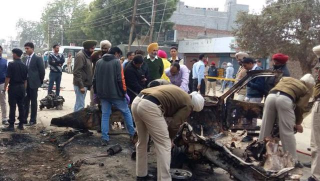 A team of National Security Guards (NSG) collecting samples at the site of bomb blast in Maur on Thursday. (Sanjeev Kumar/HT)