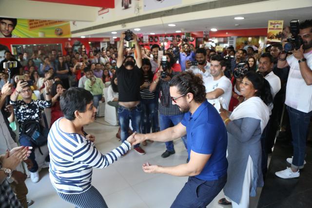 Aamir indulged his fans when he danced to hit songs. (Photo: Amal KS/HT)