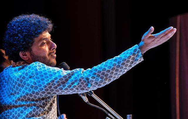 Mahesh Kale performing at a Diwali Pahat held at Bal Gandharva Rangmandir in Pune on Wednesday. (Sanket Wankhade/HT PHOTO) Mahesh Kale performing at a Diwali Pahat held at Bal Gandharva Rangmandir in Pune on Wednesday. (Sanket Wankhade/HT PHOTO)