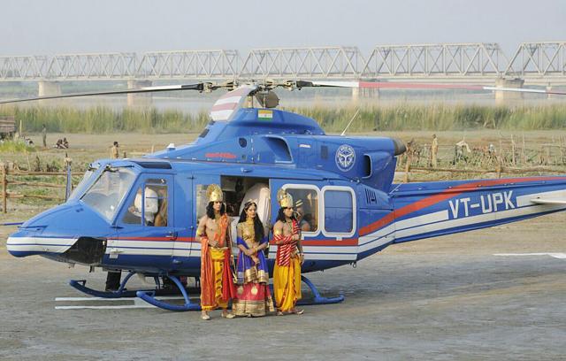 The artistes playing Ram, Lakshman and Sita arrive in a helicopter at the Ram Katha park on the occasion of Choti Diwali in Ayodhya on Wednesday. (Deepak Gupta / HT Photo) The artistes playing Ram, Lakshman and Sita arrive in a helicopter at the Ram Katha park on the occasion of Choti Diwali in Ayodhya on Wednesday. (Deepak Gupta / HT Photo)