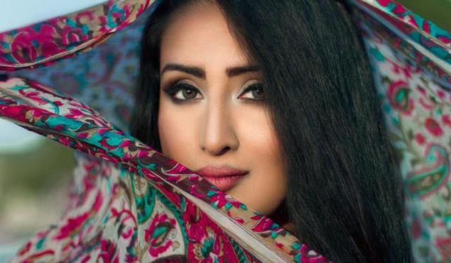 Diwali calls for some basic amount of drama on your face, even if you’re not big on make-up. (Shutterstock) Diwali calls for some basic amount of drama on your face, even if you’re not big on make-up. (Shutterstock)