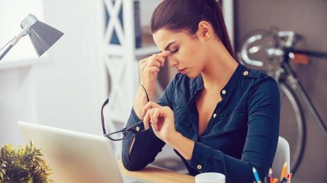 In a city is full of noise and pollution, many people scramble in a confined space, increasing the risk for chronic stress. (Shutterstock)
