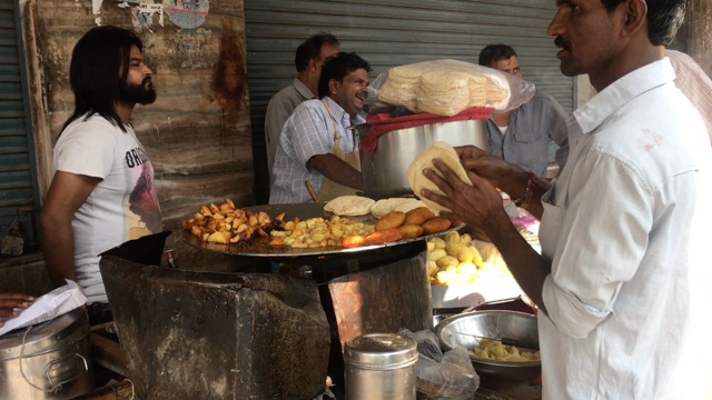 Mukesh’s fried potato patties – pressed between two slices of bread -- are getting to be rather popular, too. (HT Photo) Mukesh’s fried potato patties – pressed between two slices of bread -- are getting to be rather popular, too. (HT Photo)
