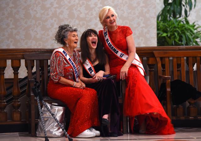 (L-R): Ms. Minnesota Liz Johnson, Ms. Oregon Dianne Hennacy Powell, and Ms. Alabama Rita Young Allen talk before the finals. (AFP) (L-R): Ms. Minnesota Liz Johnson, Ms. Oregon Dianne Hennacy Powell, and Ms. Alabama Rita Young Allen talk before the finals. (AFP)