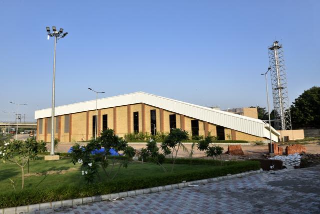 The new station at Kalkaji (above) is underground while the present one on the Kashmere Gate–Escorts Mujesar corridor (Violet Line) is elevated. (Ajay Aggarwal/HT PHOTO)
