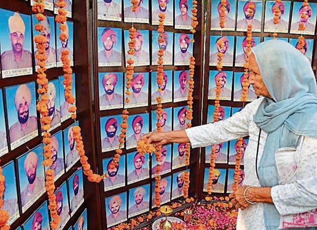 Relatives offering tributes to martyrs in Amritsar and Jalandhar. (Sameer Sehgal/HT) Relatives offering tributes to martyrs in Amritsar and Jalandhar. (Sameer Sehgal/HT)