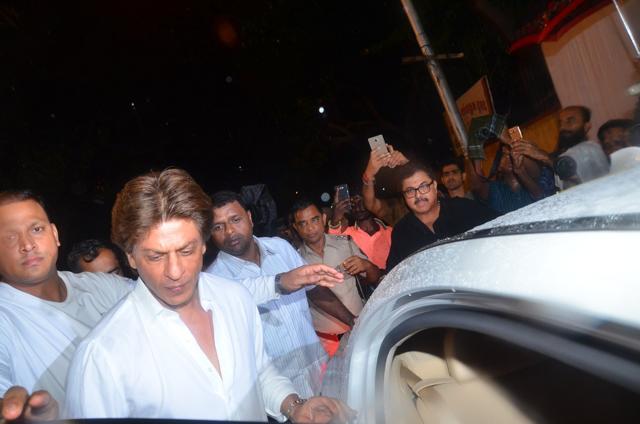 Actor Shah Rukh Khan attand late Director Kundan Shah's prayer meet in Mumbai. (IANS) Actor Shah Rukh Khan attand late Director Kundan Shah's prayer meet in Mumbai. (IANS)