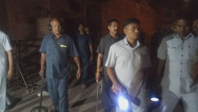 Security personnel during their search operation near the Taj Mahal on Monday. (HT photo) Security personnel during their search operation near the Taj Mahal on Monday. (HT photo)