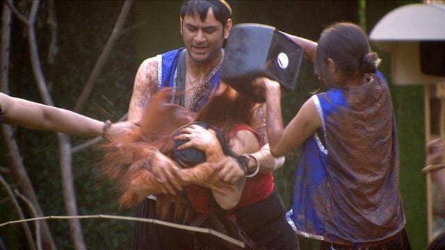 Vikas Gupta during the task in Bigg Boss 11 episode 23. (Colors) Vikas Gupta during the task in Bigg Boss 11 episode 23. (Colors)