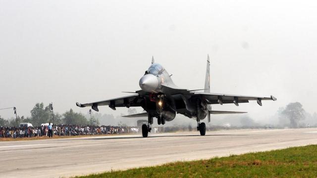 A Sukhoi 30 MKI touches down on the Lucknow-Agra Expressway in Bangarmau. (Subhankar Chakraborty) A Sukhoi 30 MKI touches down on the Lucknow-Agra Expressway in Bangarmau. (Subhankar Chakraborty)