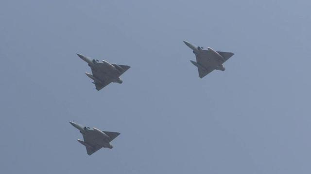 A formation of three IAF mirage 2000 single-engine, multirole fighter jets seen mid-air during the touchdown drill. (Subhankar Chakraborty/HT Photo) A formation of three IAF mirage 2000 single-engine, multirole fighter jets seen mid-air during the touchdown drill. (Subhankar Chakraborty/HT Photo)