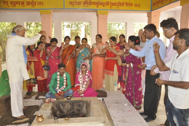 Sachin Kumar and Anu Baghel got married in a simple ceremony in Bharatpur on Wednesday. (HT Photo)