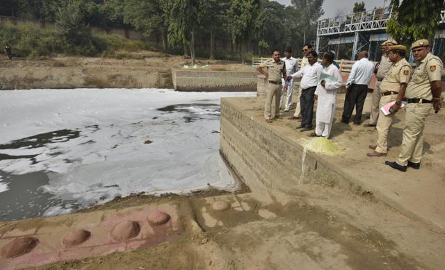 Officials supervise arrangements at a ghat near Kalindi Kunj bridge. (Raj K Raj/HT Photo) Officials supervise arrangements at a ghat near Kalindi Kunj bridge. (Raj K Raj/HT Photo)