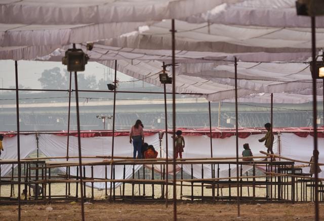 Massive arrangements near Kalindi Kunj Bridge. (Raj K Raj/HT Photo) Massive arrangements near Kalindi Kunj Bridge. (Raj K Raj/HT Photo)