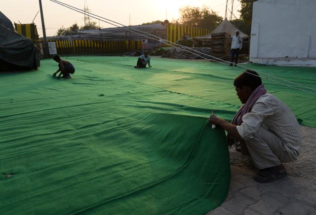 Carpets being laid out at the ghat near ITO Bridge. (Sanchit Khanna/HT PHOTO) Carpets being laid out at the ghat near ITO Bridge. (Sanchit Khanna/HT PHOTO)