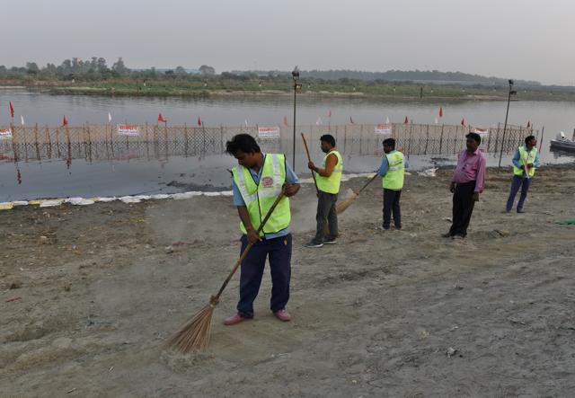 Municipal workers cleaning the bank near ITO Bridge. (Sanchit Khanna/HT Photo) Municipal workers cleaning the bank near ITO Bridge. (Sanchit Khanna/HT Photo)