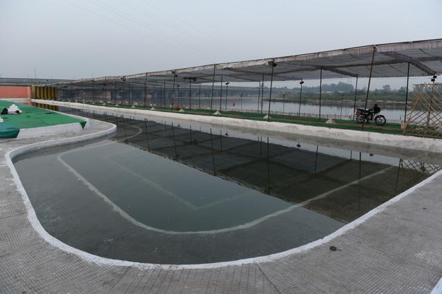 A pool filled with borewell water for near ITO Bridge. (Sanchit Khanna/HT PHOTO) A pool filled with borewell water for near ITO Bridge. (Sanchit Khanna/HT PHOTO)