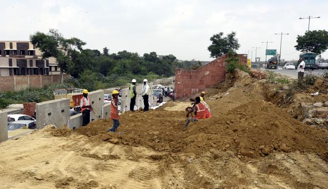 Massive construction work is on NH-24 from Sarai Kale Khan up to UP Gate for the expansion of the arterial road and the building of Delhi Meerut Expressway. (Sonu Mehta/HT PHOTO) Massive construction work is on NH-24 from Sarai Kale Khan up to UP Gate for the expansion of the arterial road and the building of Delhi Meerut Expressway. (Sonu Mehta/HT PHOTO)