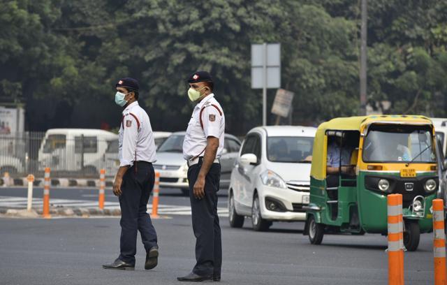 Cops wear masks while managing traffic at ITO in New Delhi. (Arun Sharma/HT File Photo) Cops wear masks while managing traffic at ITO in New Delhi. (Arun Sharma/HT File Photo)