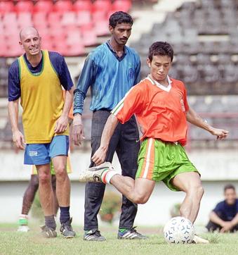 Coach Stephen Constantine watches Bhaichung Bhutia practice in Jamshedpur in this file photo. (Subhankar Chakraborty/HT Photo)