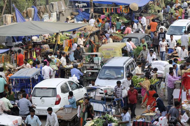 Rush at Harola market in Noida ahead of Chhath Puja. (Sunil Ghosh/HT Photo) Rush at Harola market in Noida ahead of Chhath Puja. (Sunil Ghosh/HT Photo)