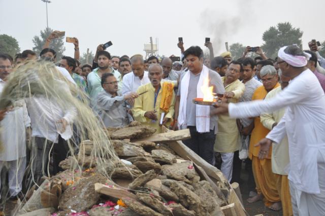 Dr Digambar Singh’s last rites being performed on Friday. (HT Photo)