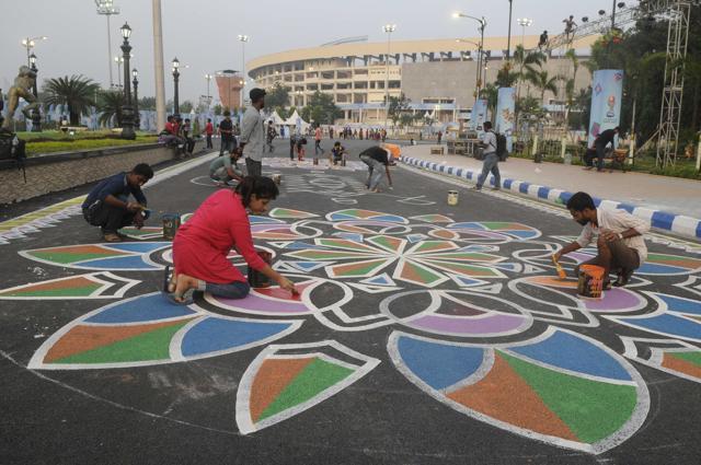 Students of several art colleges paint graffiti as part of decoration before FIFA U 17 World Cup Final at Salt Lake Stadium in Kolkata. (Samir Jana/HT PHOTO) Students of several art colleges paint graffiti as part of decoration before FIFA U 17 World Cup Final at Salt Lake Stadium in Kolkata. (Samir Jana/HT PHOTO)