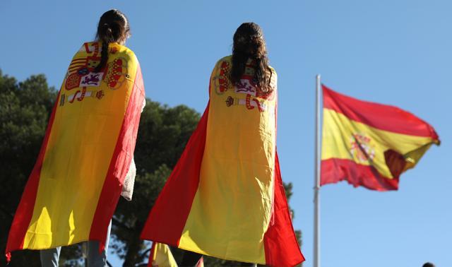 Pro-unity demonstrators wear Spanish flags the day after the Catalan regional parliament declared independence from Spain, in Madrid, Spain, Saturday. (Reuters Photo) Pro-unity demonstrators wear Spanish flags the day after the Catalan regional parliament declared independence from Spain, in Madrid, Spain, Saturday. (Reuters Photo)